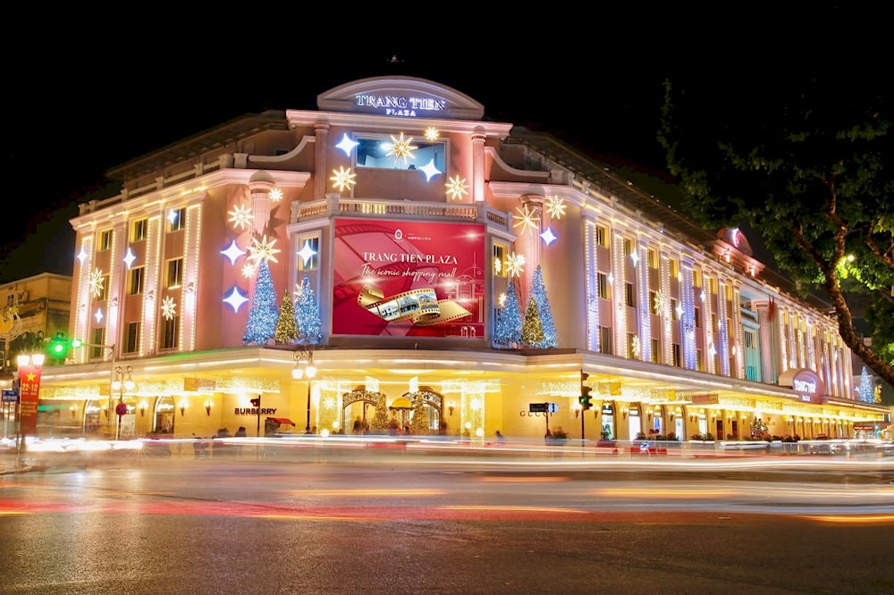 Trang Tien Plaza stands out on the bustling Trang Tien Street, attracting all eyes with its elegant and luxurious beauty
